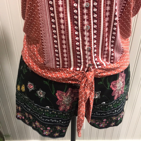 MEDIUM Tie Knot Short Sleeve Spring/Summer Top - Picture 10 of 11